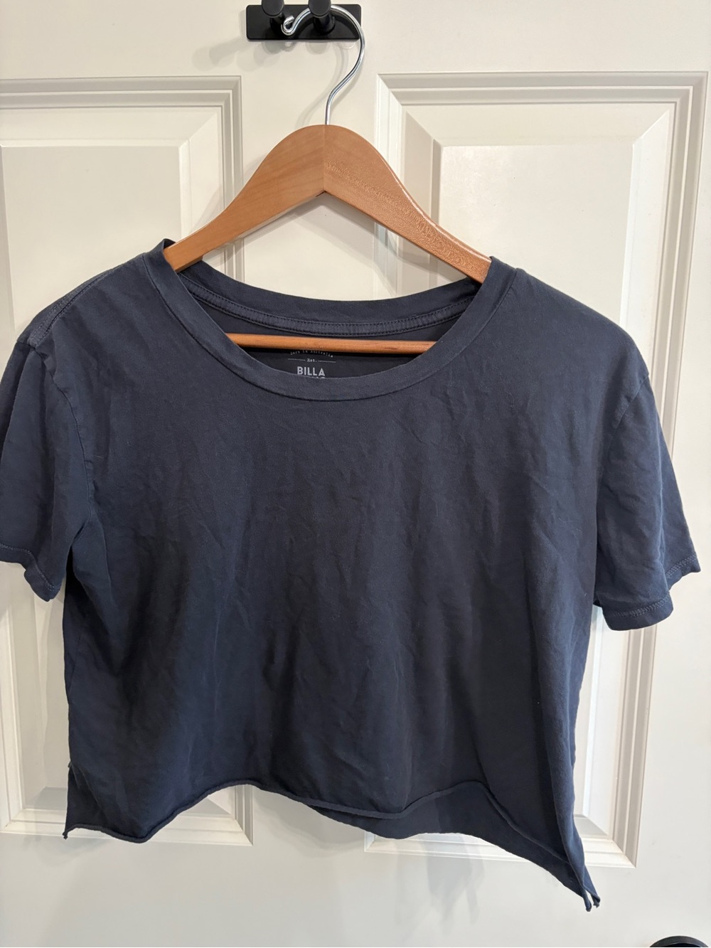 Great condition Billabong navy blue Cropped Crewneck T-Shirt with roll hem. M
